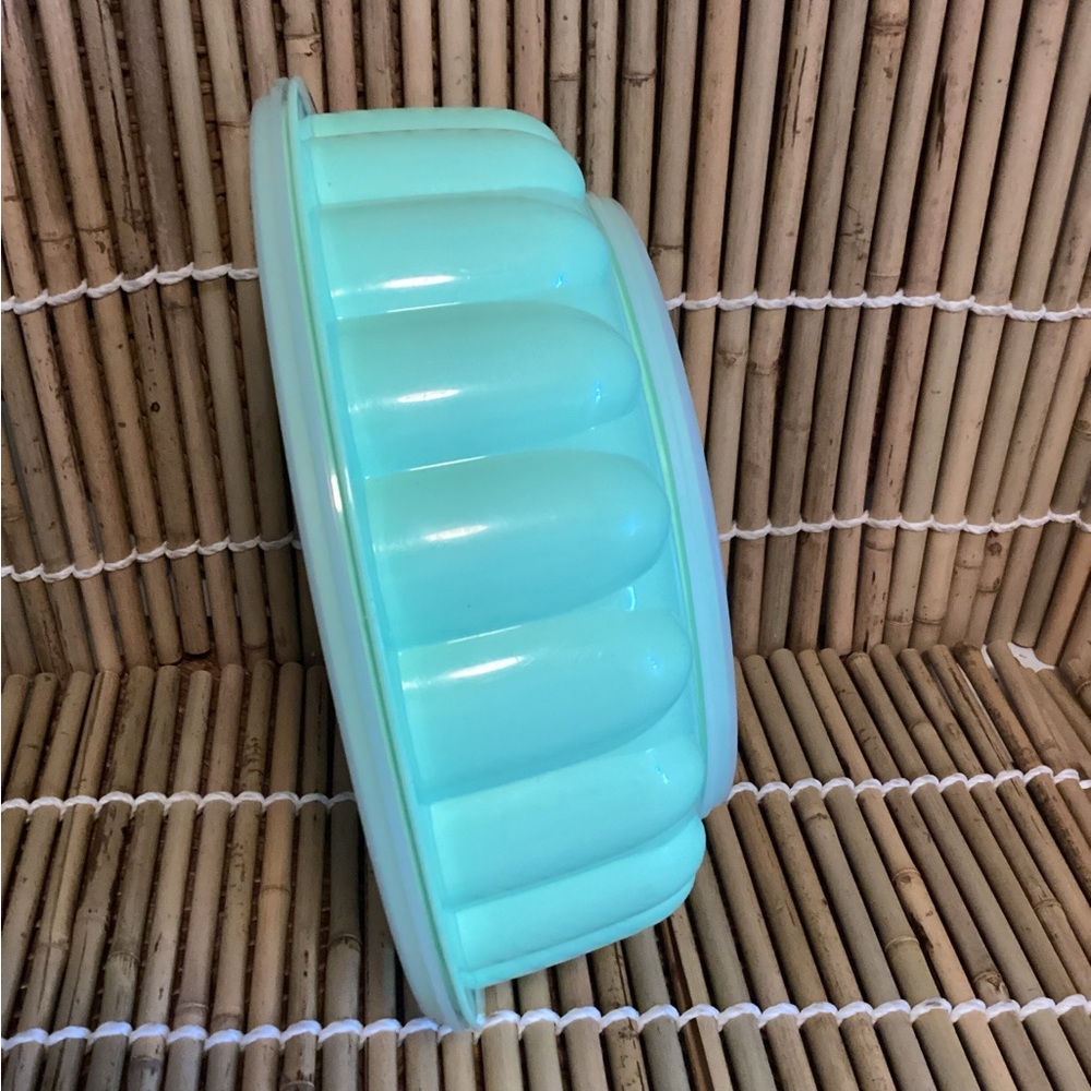 ♦️ Vintage Tupperware jello mold ice ring EUC seafoam mint green - Picture 8 of 8